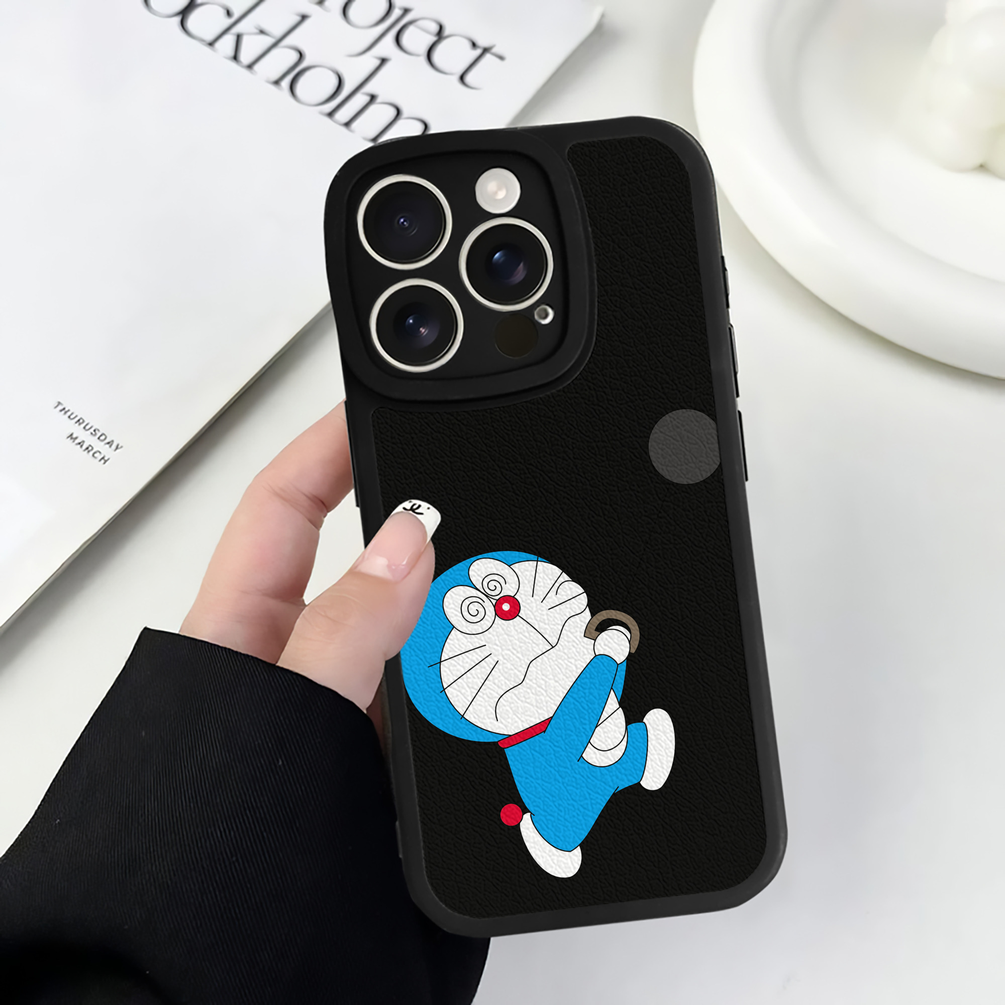 （画像用） ドラえもん Doraemon 【iPhone 16シリーズ対応】シリコンスマホケース（レザー調） 材質：シリコン